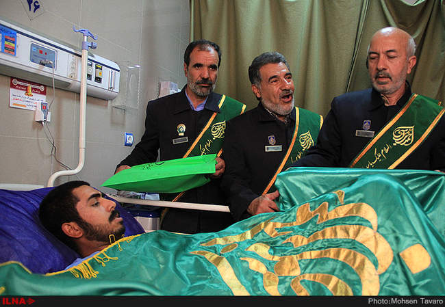 عیادت خادمین حرم مطهر حضرت شاهچراغ (ع) از سربازان مصدوم سانحه رانندگی