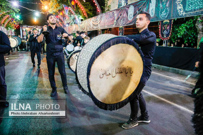 مراسم شاه حسین گویان در تکیه مکتب تشیع در شب عاشورا