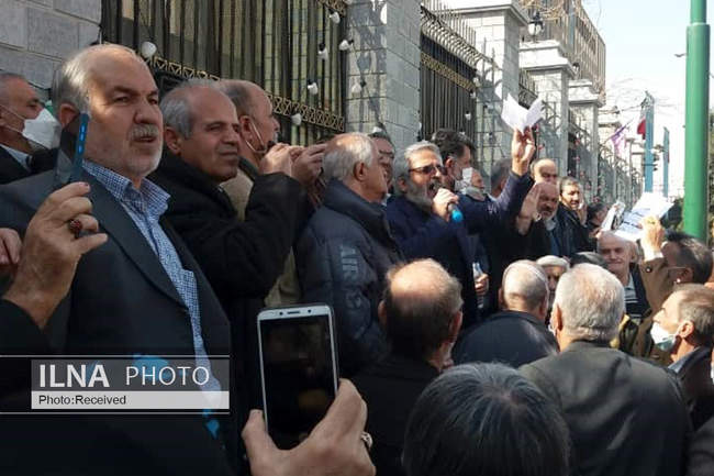 تجمع کارگران و اعضای اتحادیه پیشکسوتان جامعه کارگری  مقابل مجلس شورا