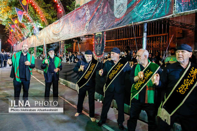 مراسم شاه حسین گویان در تکیه مکتب تشیع در شب عاشورا