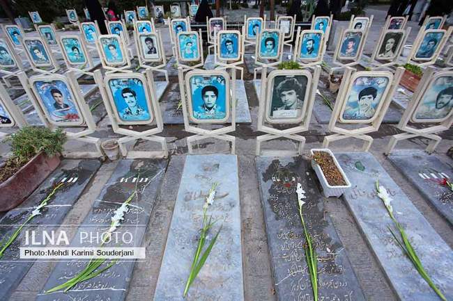 غبار روبی و گل افشانی گلستان شهدای اصفهان