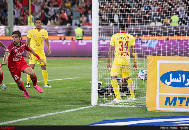 مسابقه فوتبال بین دوتیم پرسپولیس تهران و نفت تهران