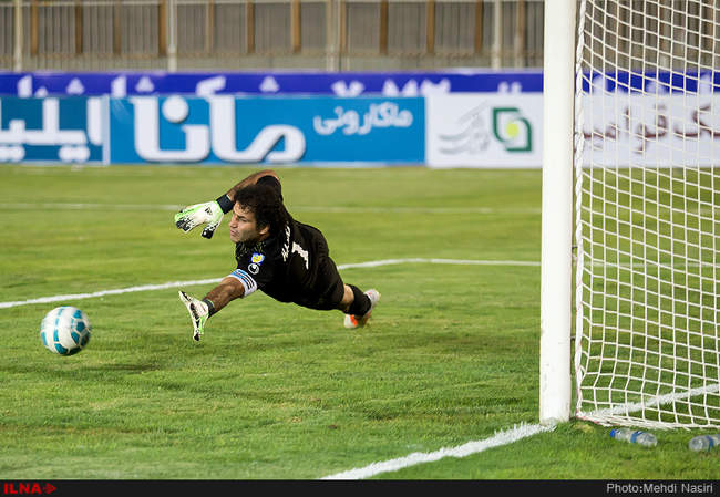 مسابقه فوتبال بین دوتیم نفت تهران و صنعت نفت آبادان