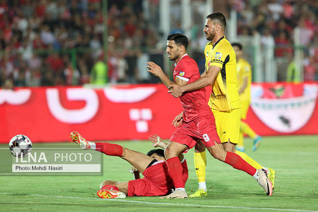 دیدار تیمهای فوتبال پرسپولیس تهران و فجر شهید سپاسی شیراز 