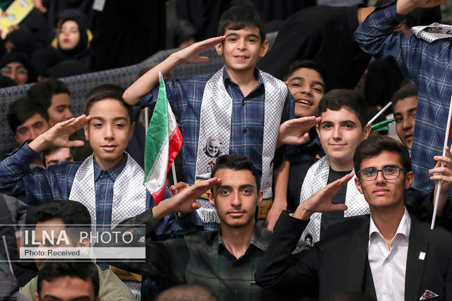 دیدار دانش‌آموزان و دانشجویان با مقام معظم رهبری