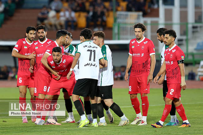 دیدار تیمهای فوتبال پرسپولیس تهران و ذوب آهن اصفهان