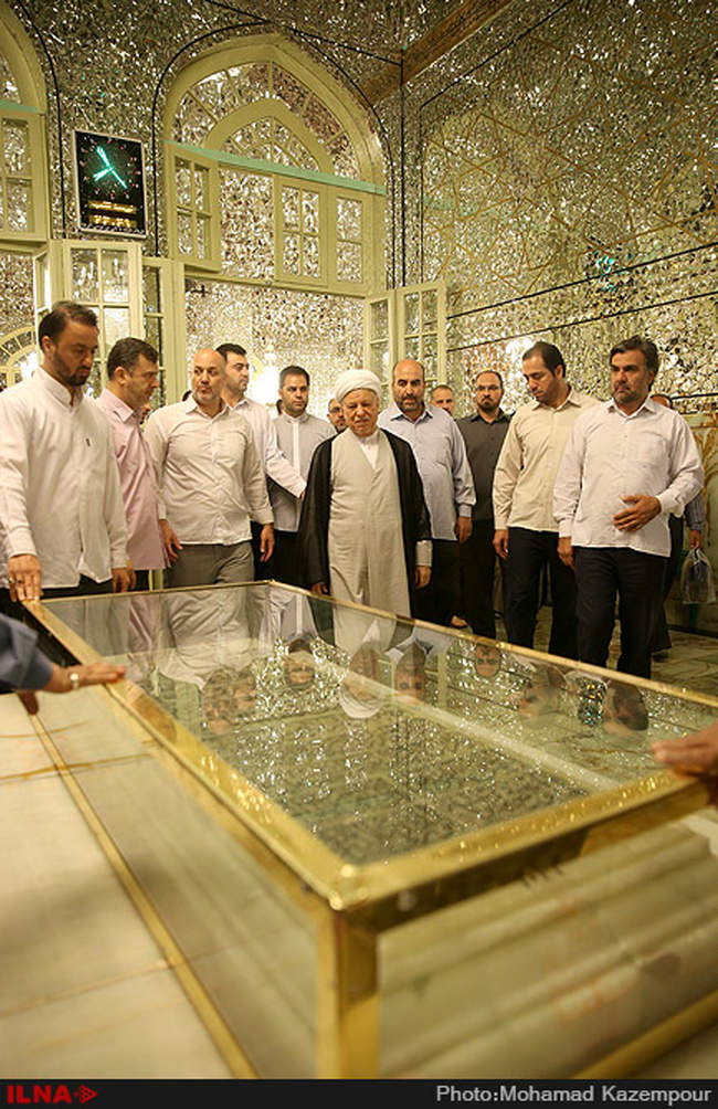 حضور آیت الله هاشمی رفسنجانی در حرم حضرت علی بن موسی الرضا (ع)